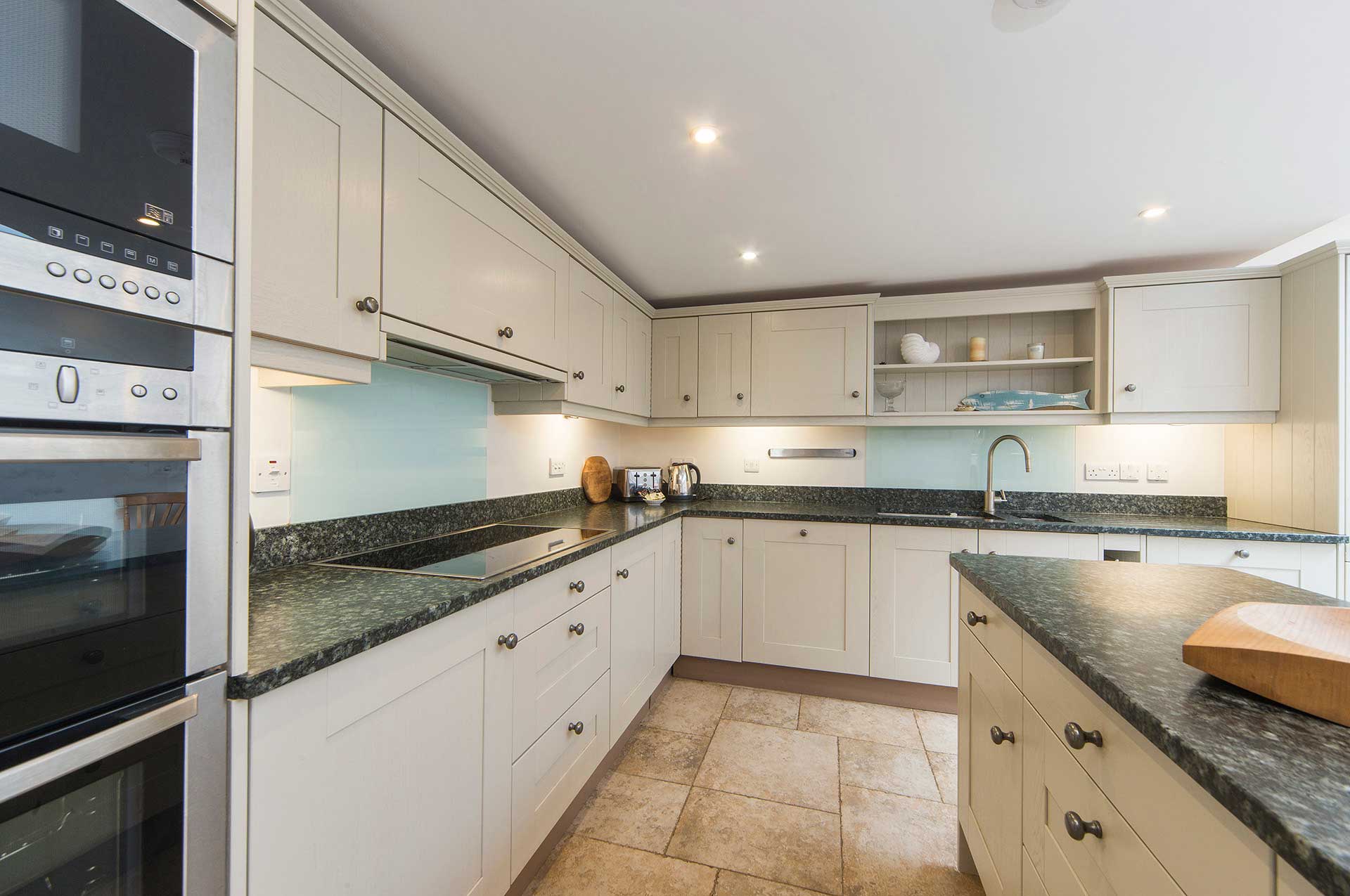 TheMoorings-kitchen-4